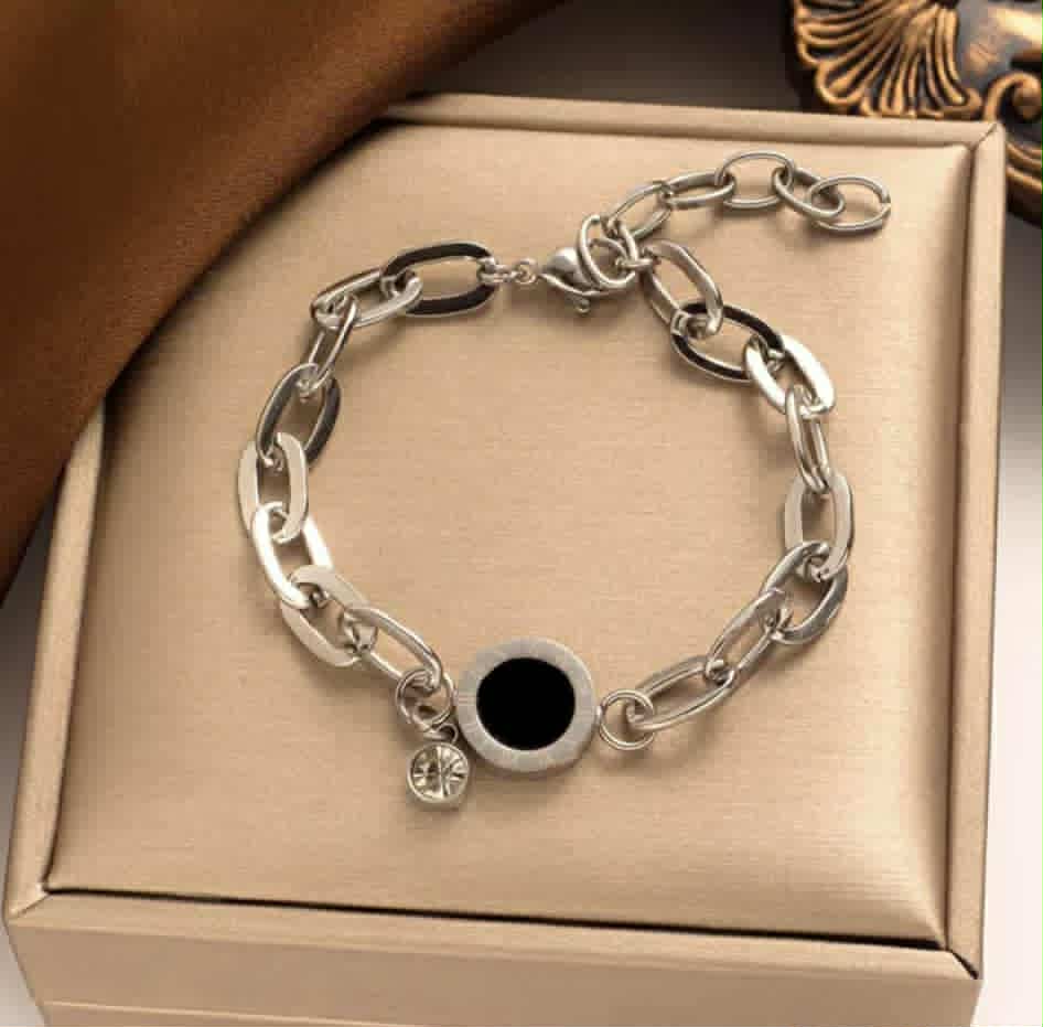Hochwertiges Edelstahl-Armband in edlen, weißgoldenen Design mit runden Elementen graviert mit römischen Ziffern und kleinen, funkelnden Zirkonia. Elegant, modern und besonders. Langlebig, wasserfest, hypoallergen und alltagstauglich.