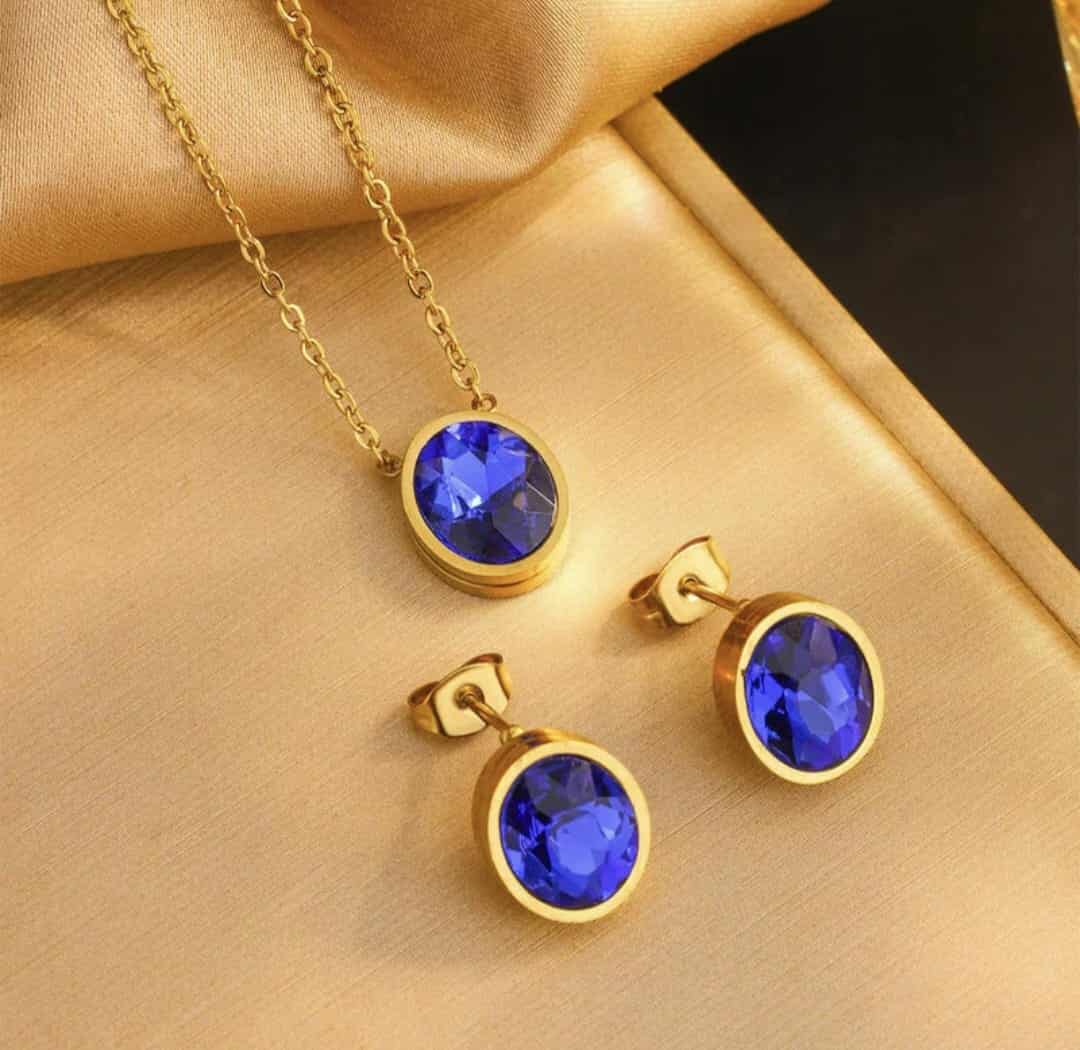 Hochwertiges Edelstahl-Set bestehend aus einer filigranen, goldenen Kette mit ovalen, farbigen Zirkonia-Stein und passenden Ohrsteckern. Elegant und minimalistisch. Langlebig, wasserfest, hypoallergen und alltagstauglich.