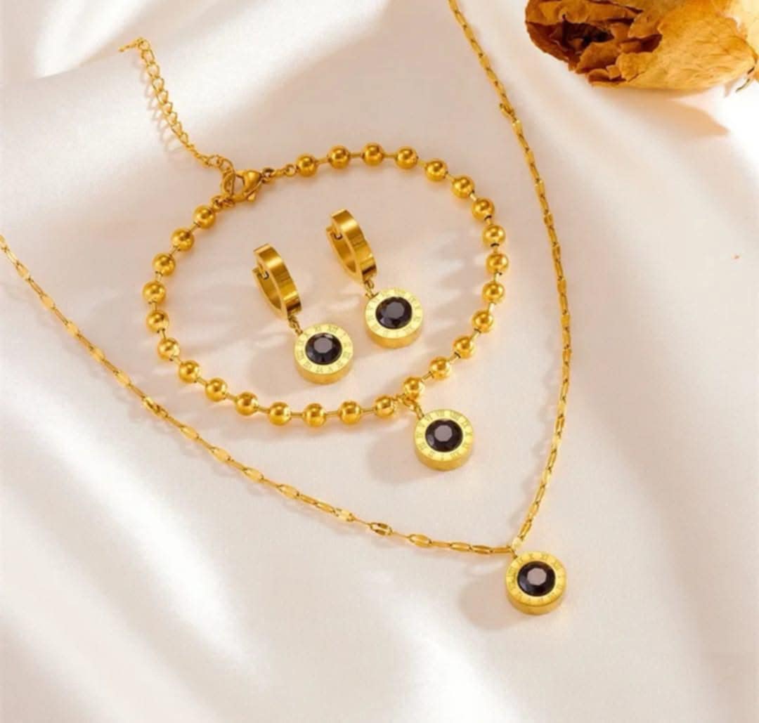 Hochwertiges Edelstahl-Set bestehend aus einer Kette, Armband und passenden Ohrhängern in edlem goldene, runden Design mit schwarzen Zirkonia. Langlebig, wasserfest, hypoallergen und alltagstauglich.