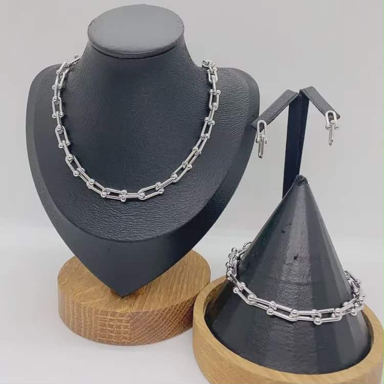 Hochwertiges Edelstahl-Set bestehend aus einer edlen goldenen oder weißgoldenen Kette, passenden Armband und Ohrhängern in Drahtoptik. Minimalisch und feminin. Langlebig, wasserfest, hypoallergen und alltagstauglich.