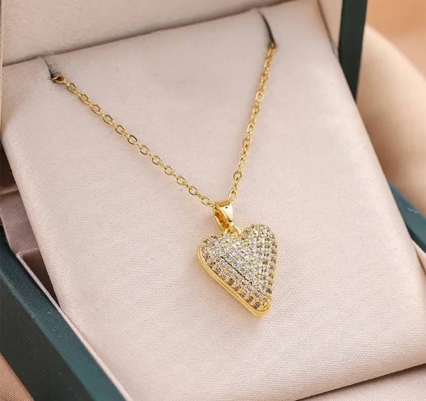 Hochwertigen Edelstahl-Kette in Gold in Herzform mit zahlreichen funkelnden Zirkonia. Langlebig, wasserfest, hypoallergen und alltagstauglich.