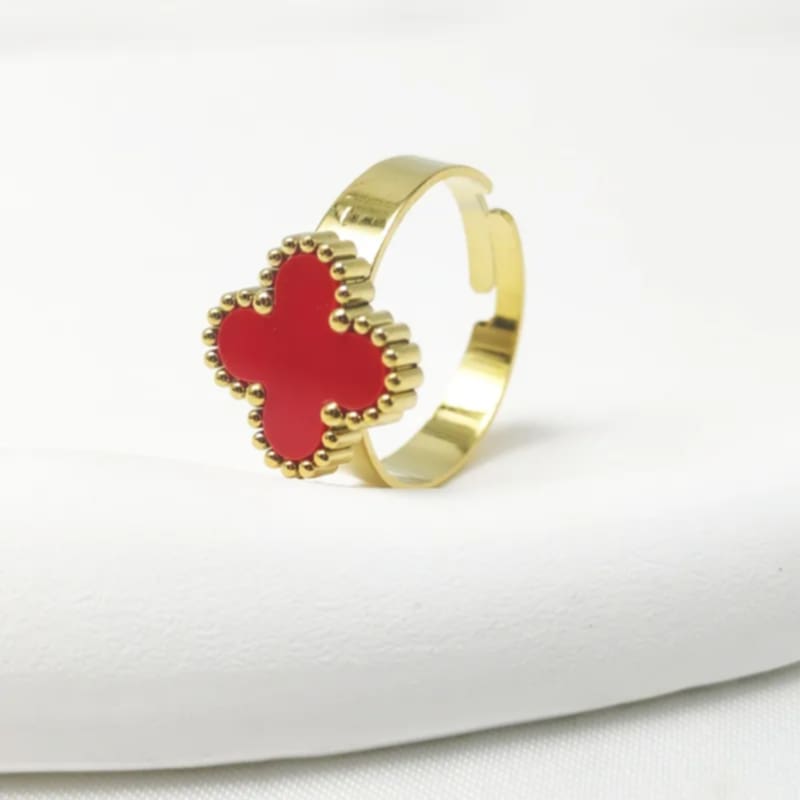 Hochwertiger Edelstahl Ring mit rotem Kleeblatt in Gold. Eleganter Hingucker, langlebig, wasserfest und nickelfrei.