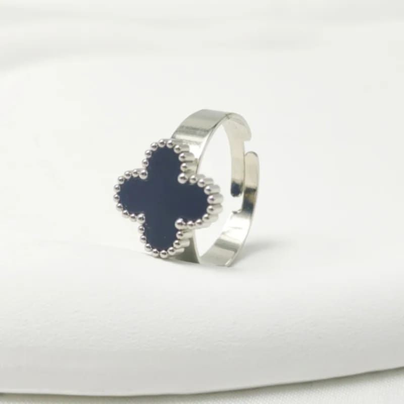 Hochwertiger Edelstahl Ring mit schwarzen Kleeblatt in Weißgold. Eleganter Hingucker, langlebig, wasserfest und nickelfrei.