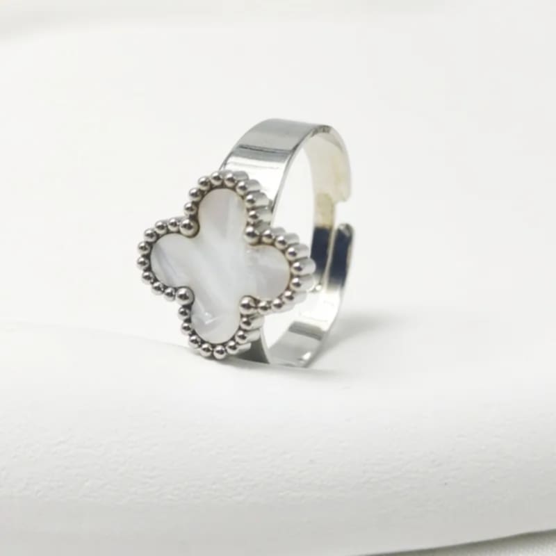 Hochwertiger Edelstahl Ring mit weißem Kleeblatt in Weißgold. Eleganter Hingucker, langlebig, wasserfest und nickelfrei.