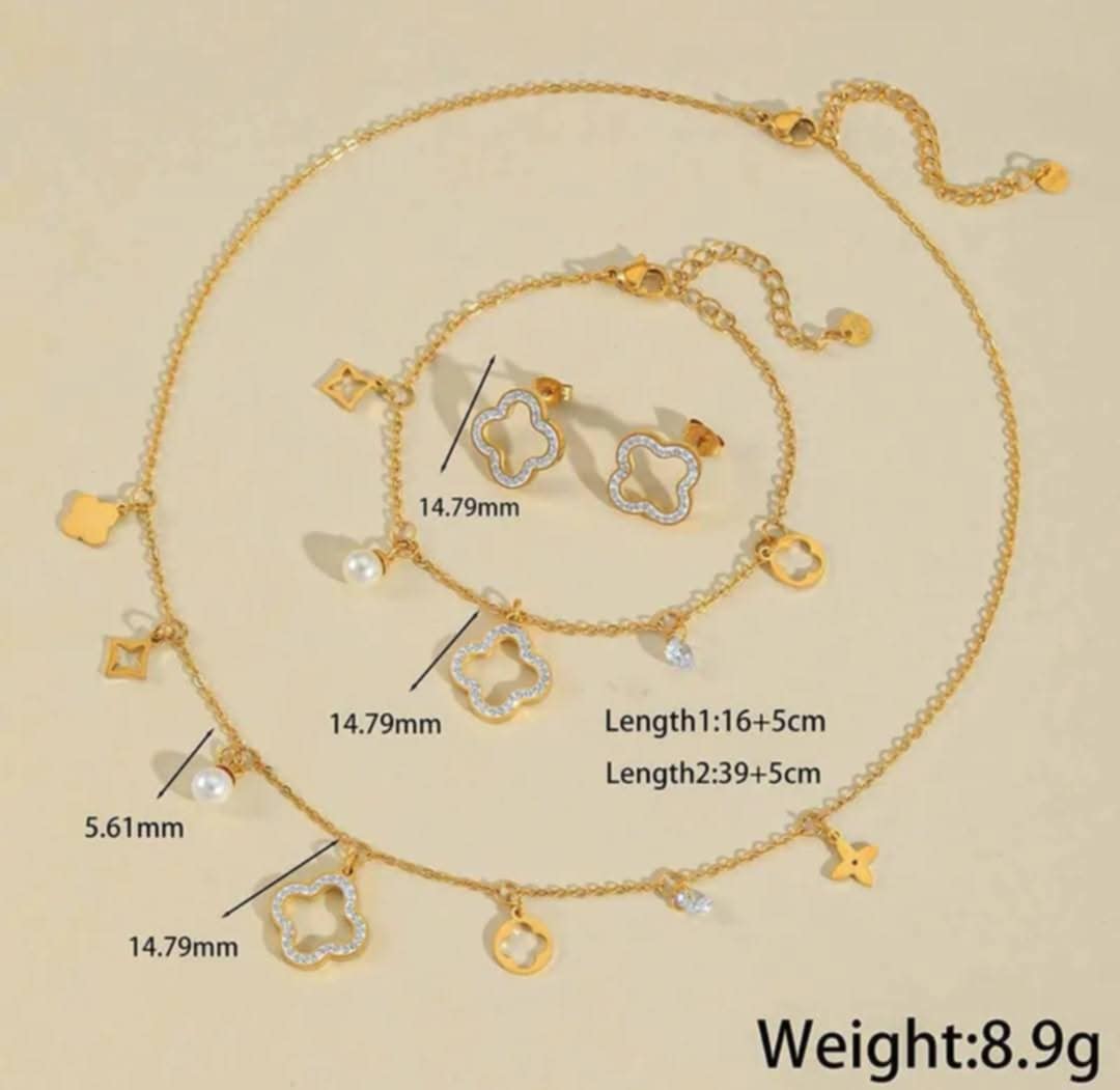 Hochwertige Edelstahl-Set mit Kette, Arm und passenden Ohrsteckern in goldenen Kleeblatt-Design, verziert mit kleinen edlem Zirkonia. Langlebig, wasserfest, hypoallergen und alltagstauglich.