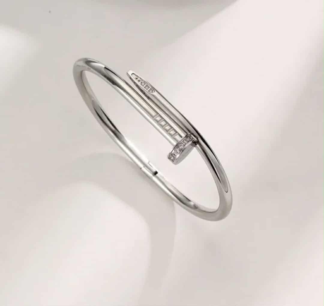 Hochwertiger Edelstahl Armreif in edlen, stillvollen, minimalistischen Nagel-Design verziert feinen Zirkonia. Ein echtes Highlight am Handgelenk. Langlebig, wasserfest, hypoallergen und alltagstauglich.