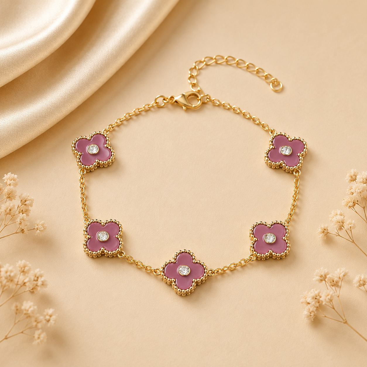 Hochwertiges Edelstahl-Armband in edlen, goldenen Design mit fliederfarbenen Klee- Elementen und Zirkonia. Elegant, modern und besonders. Langlebig, wasserfest, hypoallergen und alltagstauglich.