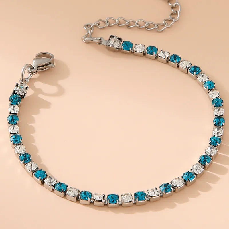 Hochwertiges Edelstahl-Set bestehend aus einer Kette und Armband in Weißgold. Femininer Stil mit zahlreichen, feinen klaren und türkisen Zirkonia-Steinen. Langlebig, wasserfest, hypoallergen und alltagstauglich.