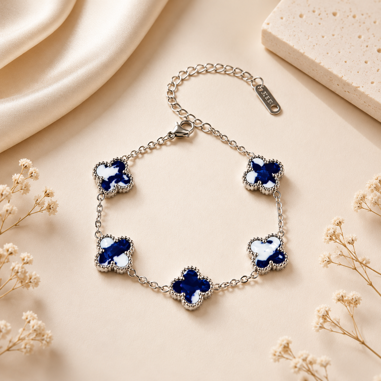 Hochwertiges Edelstahl-Armband in edlen, weißgoldenen Design mit blau-weißen Klee- Elementen. Elegant, modern und besonders. Langlebig, wasserfest, hypoallergen und alltagstauglich.
