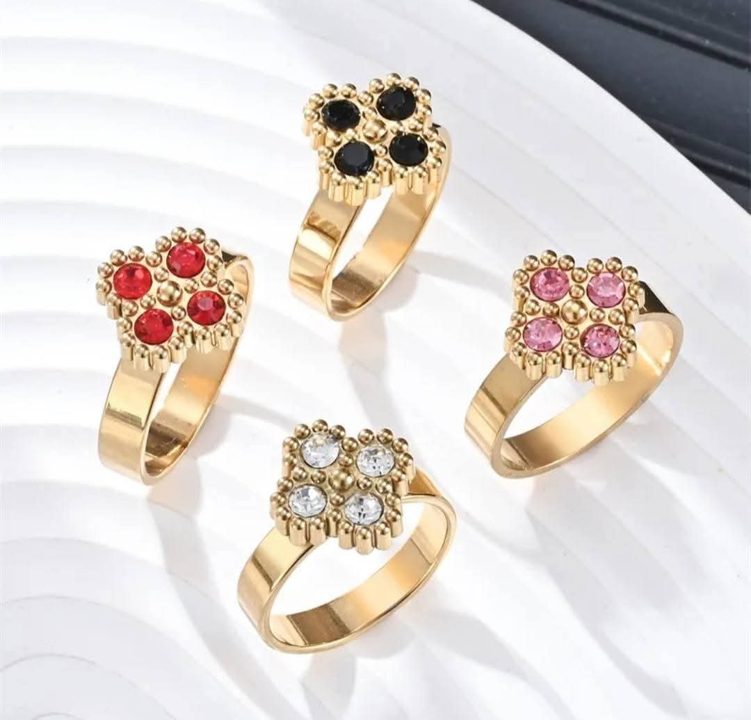 Hochwertiger Edelstahl Ring mit einem Kleeblatt und vier farbigen Zirkonia in Gold. Eleganter Hingucker, alltagstauglich, langlebig, wasserfest und nickelfrei.