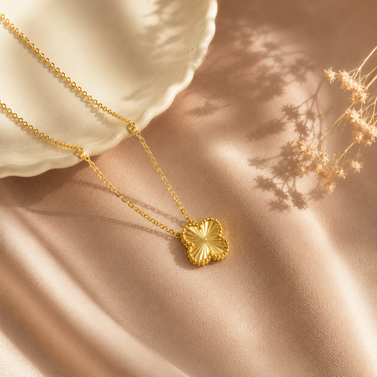 Hochwertige Edelstahl-Kette in goldenen, modernen Klee-Design. Langlebig, wasserfest, hypoallergen und alltagstauglich.