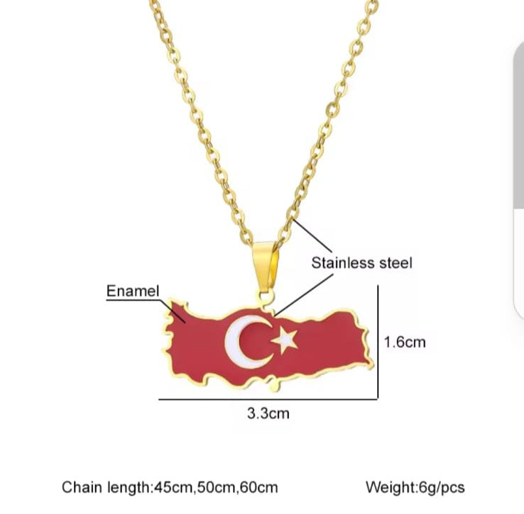 Hochwertige Edelstahl-Kette in Gold oder Weißgold vergoldet mit Türkei-Umriss-Anhänger in der Nationalfahne. Langlebig, wasserfest, hypoallergen und alltagstauglich.