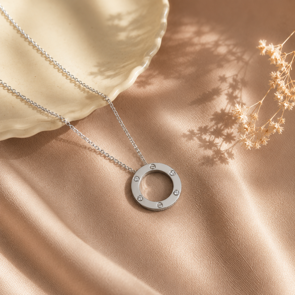 Hochwertige Edelstahl-Kette in weißgoldenen, modernen runden-Design. Langlebig, wasserfest, hypoallergen und alltagstauglich.