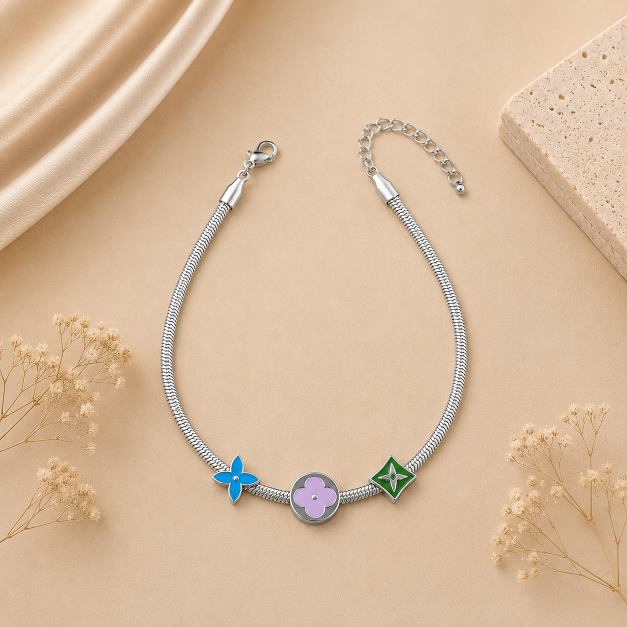 Hochwertiges Edelstahl-Armband in edlen goldenen weißgoldenen Design mit Blumen und Rauten. Modern und besonders. Langlebig, wasserfest, hypoallergen und alltagstauglich.