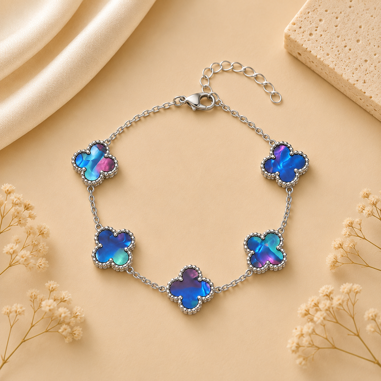 Hochwertiges Edelstahl-Armband in edlen, weißgoldenen Design mit bunten Klee- Elementen. Elegant, modern und besonders. Langlebig, wasserfest, hypoallergen und alltagstauglich.