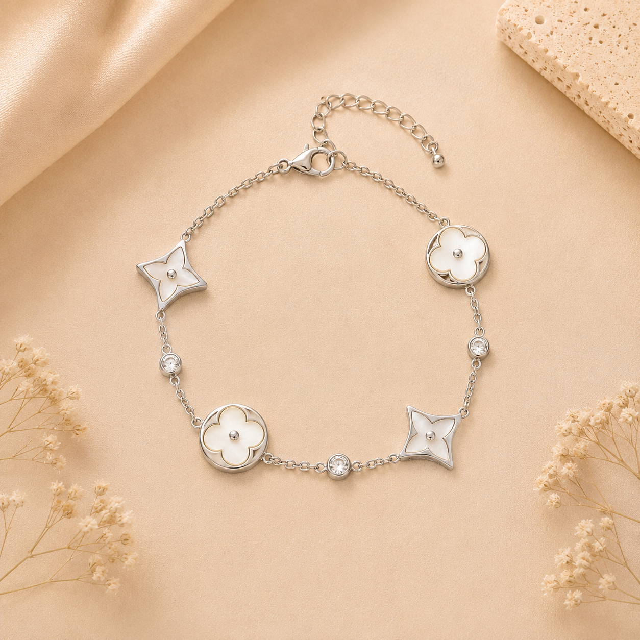 Hochwertiges Edelstahl-Armband in edlen, weißgoldenen Design mit Blumen und Rauten. Modern und besonders. Langlebig, wasserfest, hypoallergen und alltagstauglich.