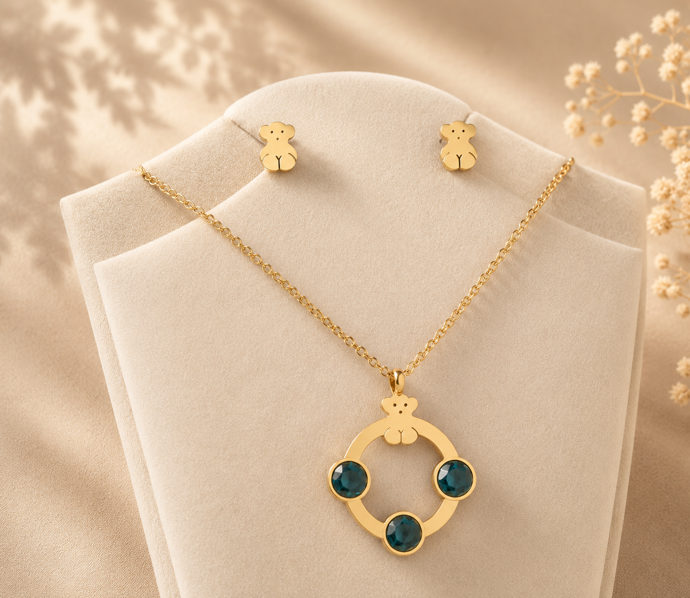 Hochwertiges Edelstahl-Set bestehend aus einer filigranen, goldenen Kette in Kreisform mit grünen Zirkonia und passenden Ohrsteckern in Bärchen-Form. Langlebig, wasserfest, hypoallergen und alltagstauglich.