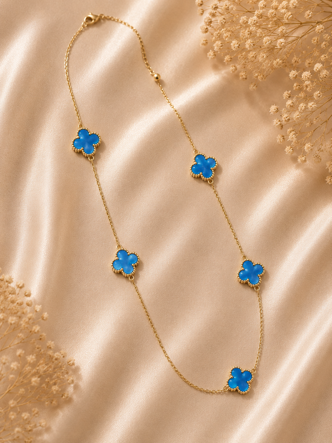 Hochwertige Edelstahl-Kette in goldenen, modernen Kleeblatt-Design in edlem marmor-hellblau. Langlebig, wasserfest, hypoallergen und alltagstauglich.