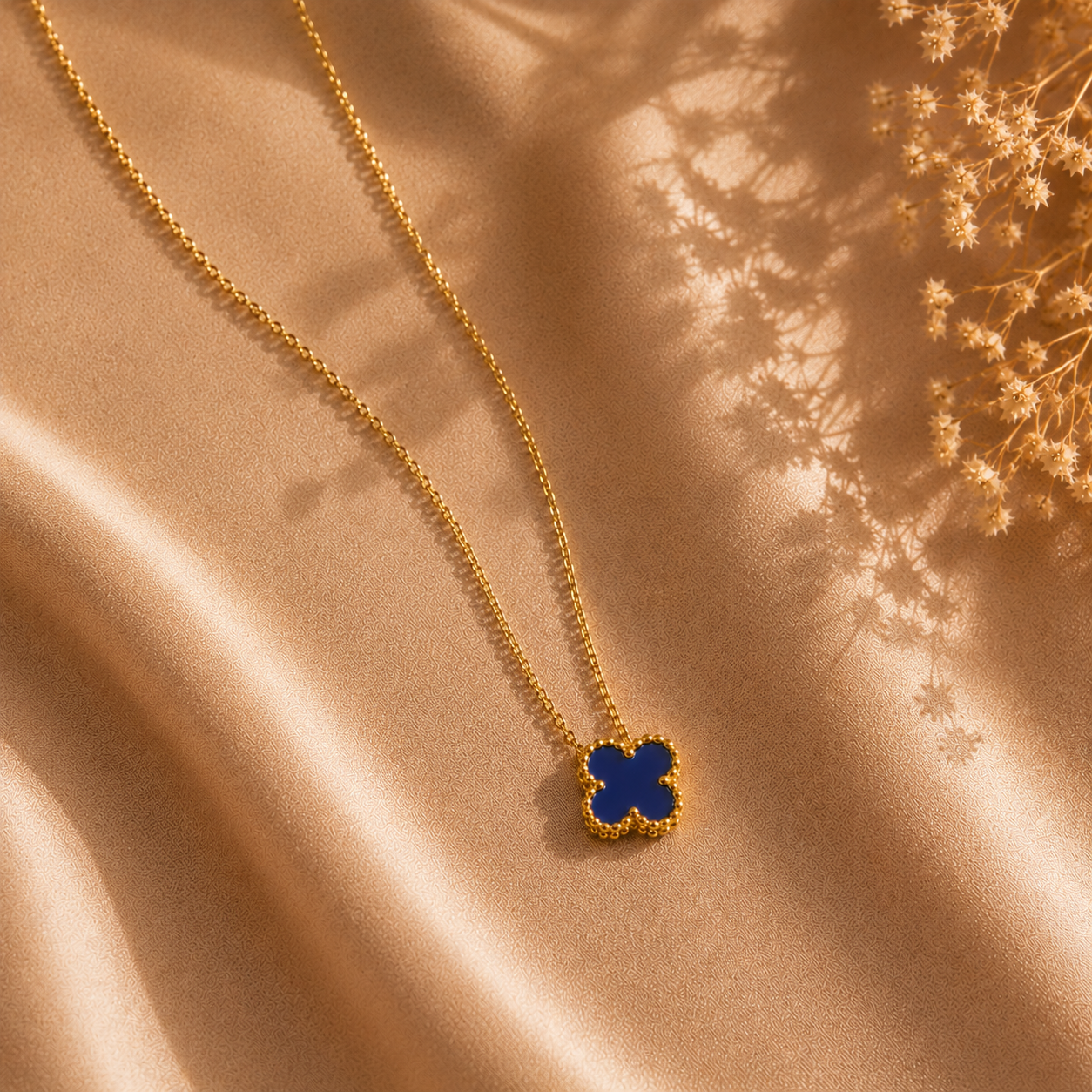 Hochwertige Edelstahl-Kette in goldenen, modernen Kleeblatt-Design in edlem dunkelblau. Langlebig, wasserfest, hypoallergen und alltagstauglich.
