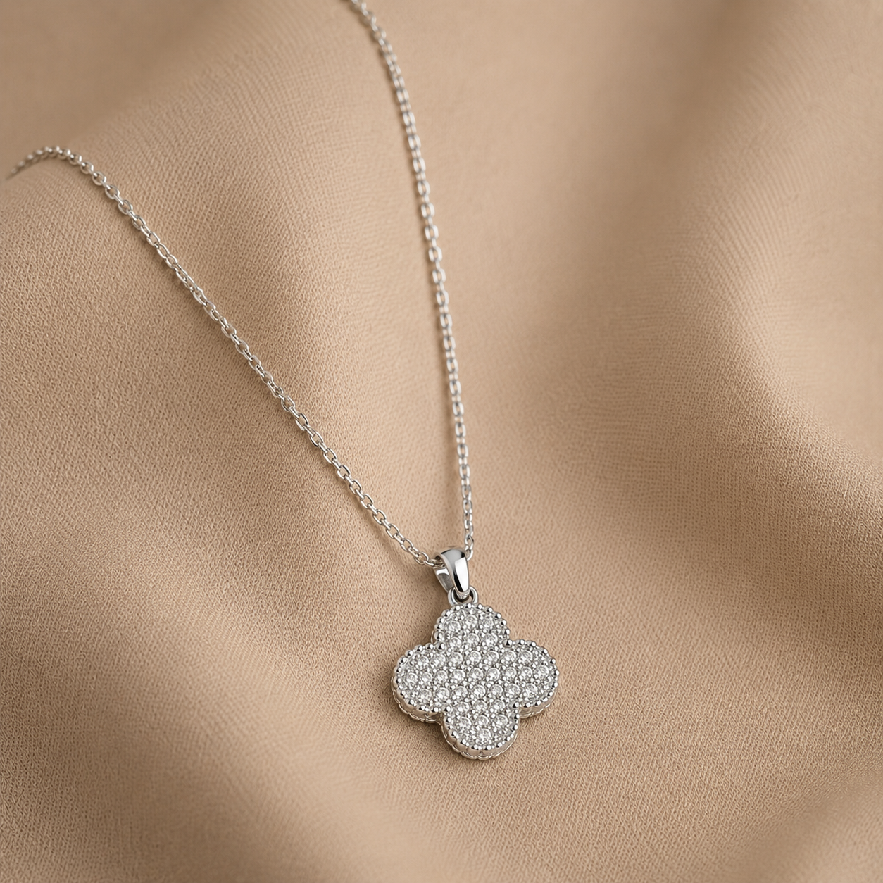 Hochwertige Edelstahl-Kette in edlen goldenen, Klee-Design mit funkelnden Zirkonia. Langlebig, wasserfest, hypoallergen und alltagstauglich.