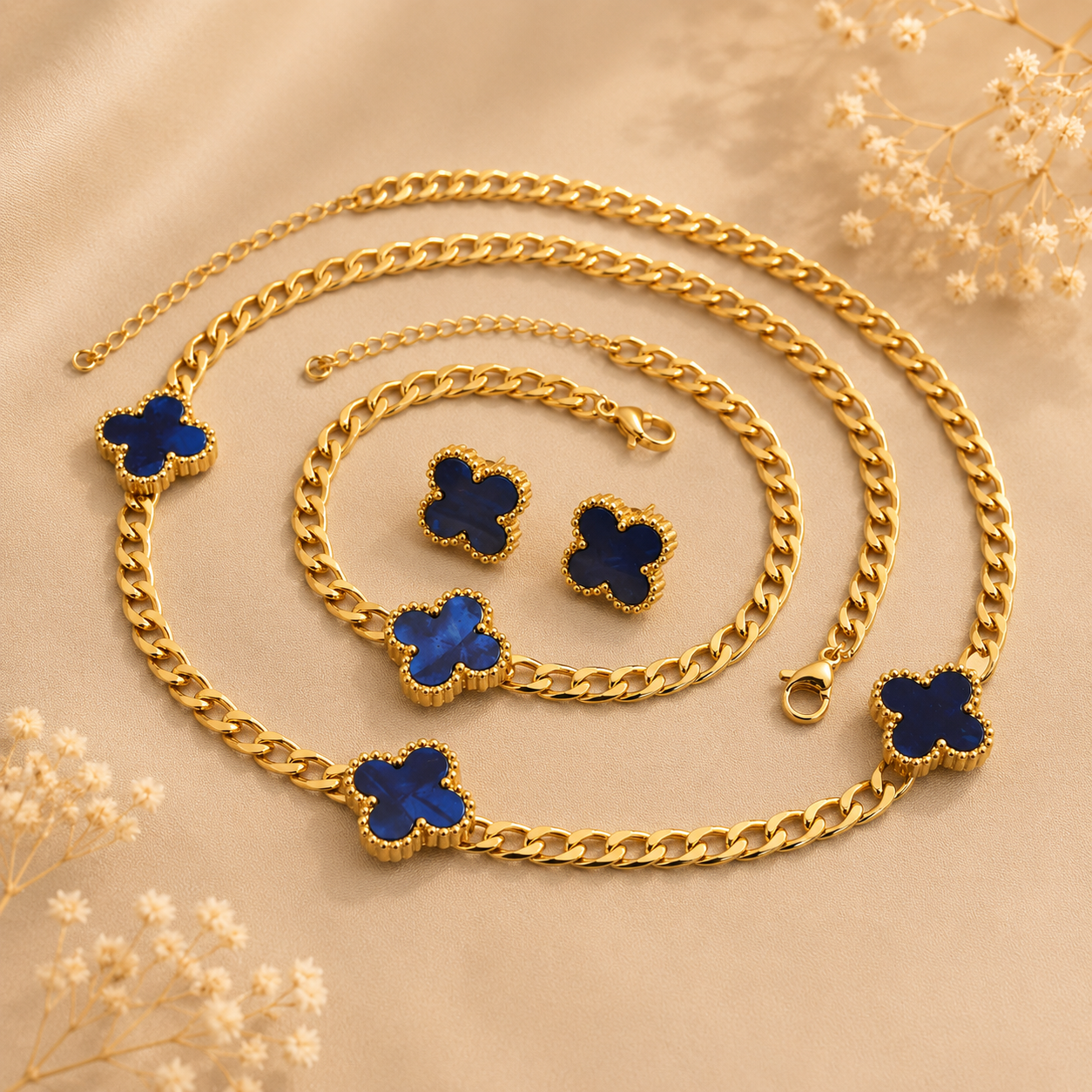 Hochwertiges vierteiliges Edelstahl-Set bestehend aus einer Kette passenden Ohrsteckern, Ring und Armband in edlen, goldenen, blauen Kleeblättern. Langlebig, wasserfest, hypoallergen und alltagstauglich.