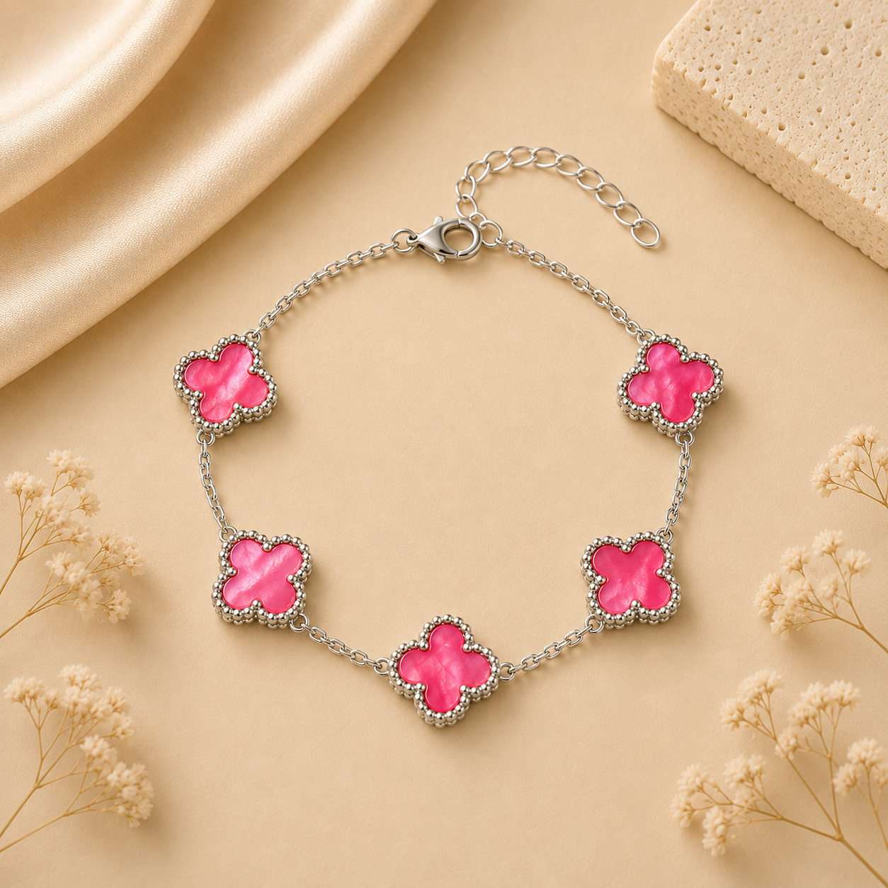 Hochwertiges Edelstahl-Armband in edlen, weißgoldenen Design mit pinken Klee- Elementen. Elegant, modern und besonders. Langlebig, wasserfest, hypoallergen und alltagstauglich.