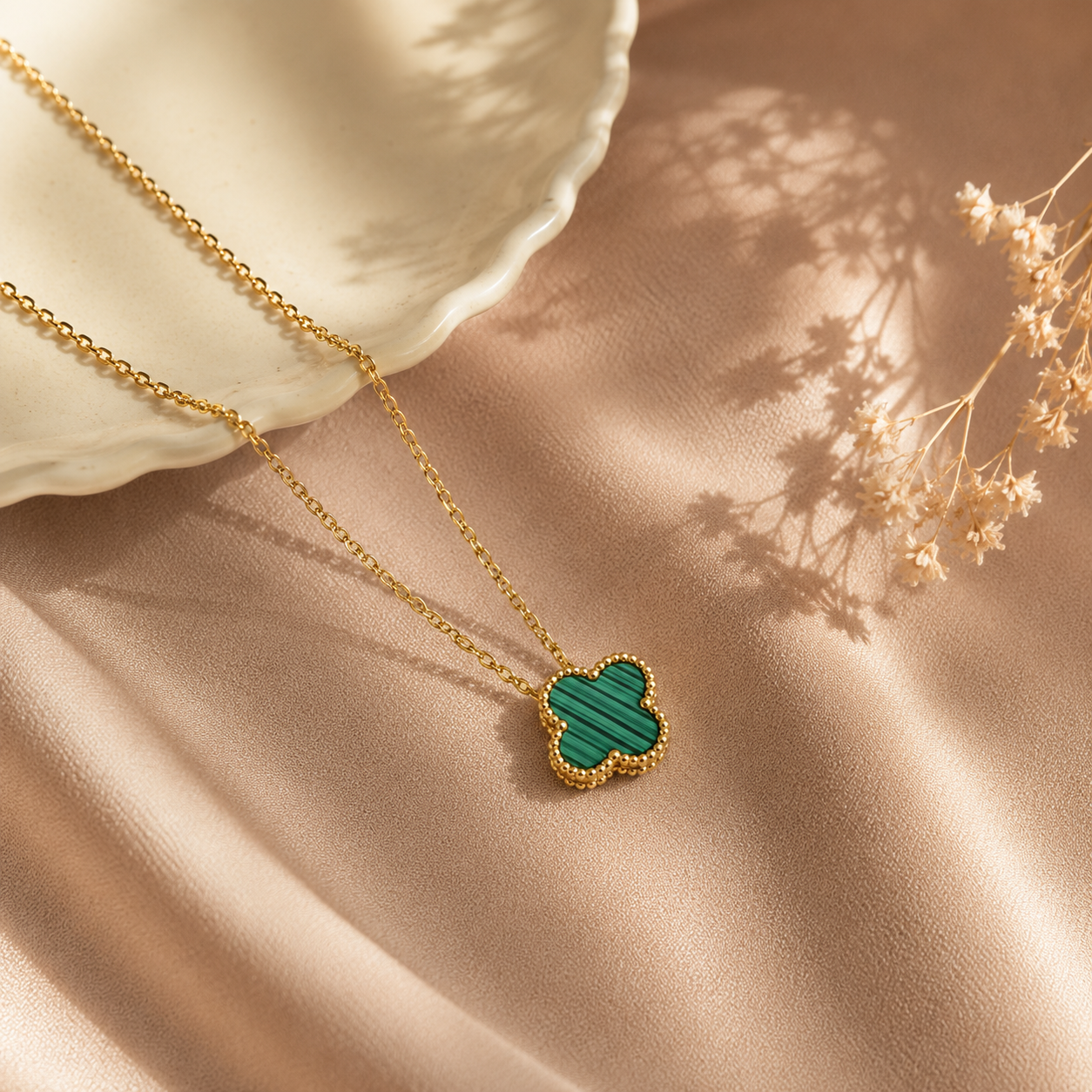 Hochwertige Edelstahl-Kette in goldenen, modernen grünen Klee-Design. Langlebig, wasserfest, hypoallergen und alltagstauglich.
