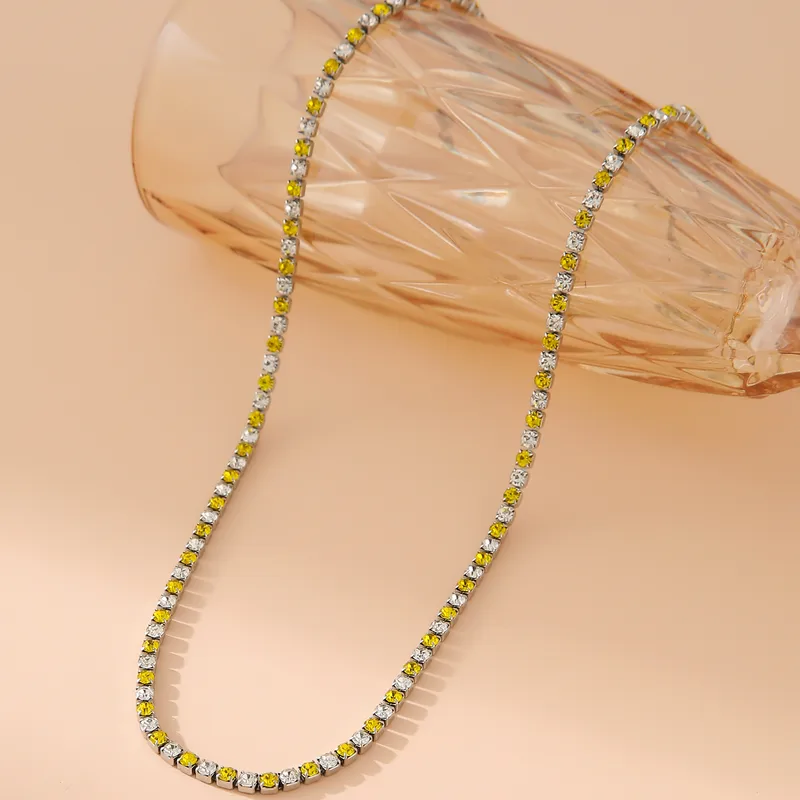 Hochwertiges Edelstahl-Set bestehend aus einer Kette und Armband in Weißgold. Femininer Stil mit zahlreichen, feinen klaren und gelben Zirkonia-Steinen. Langlebig, wasserfest, hypoallergen und alltagstauglich.
