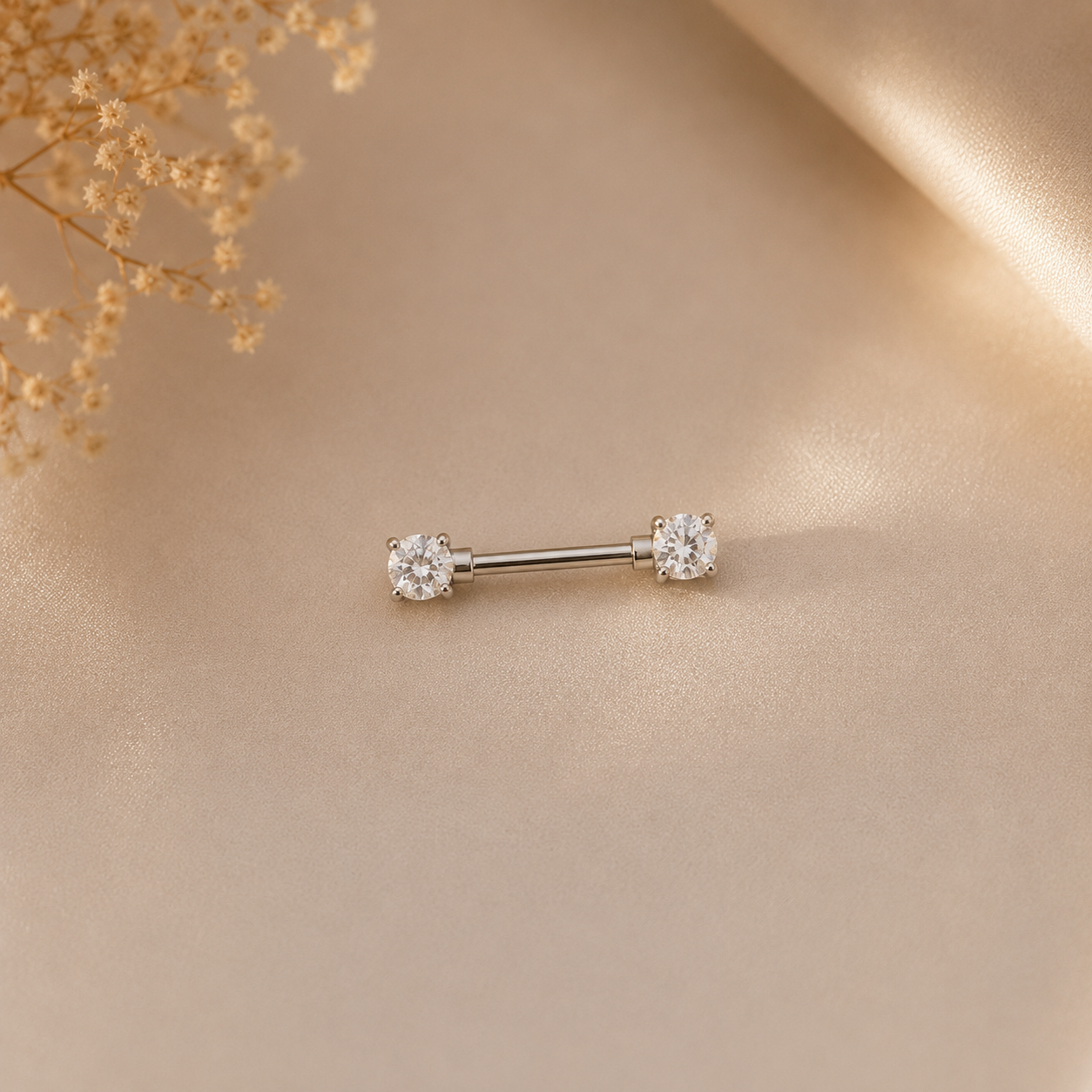 Hochwertiges Edelstahl Brustwarzen-Piercing mit funkelnden Zirkonia-Kugeln in modernen Design. Langlebig, nickelfrei, glanzbeständig und wasserfest.
