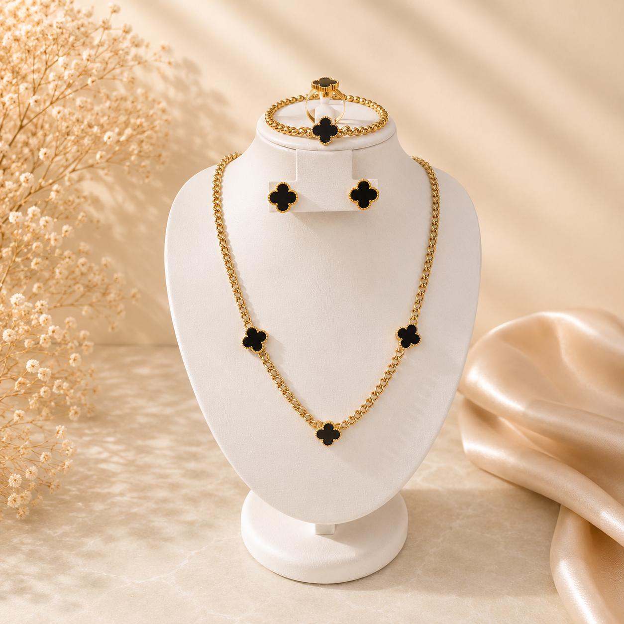 Hochwertiges Edelstahl-Set bestehend aus einer Kette passenden Ohrsteckern und Armband in goldenen, schwarzen Kleeblättern. Langlebig, wasserfest, hypoallergen und alltagstauglich.