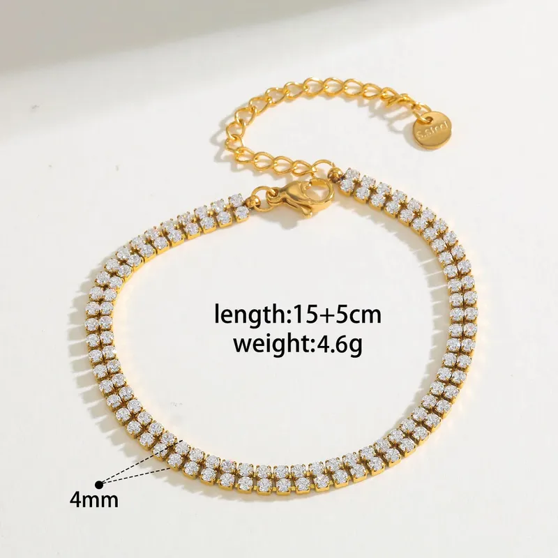 Hochwertiges Edelstahl-Armband in edlen goldenen, minimalistischen Design mit zahlreichen funkelnden kleinen Zirkonia-Steinchen. Langlebig, wasserfest, hypoallergen und alltagstauglich.