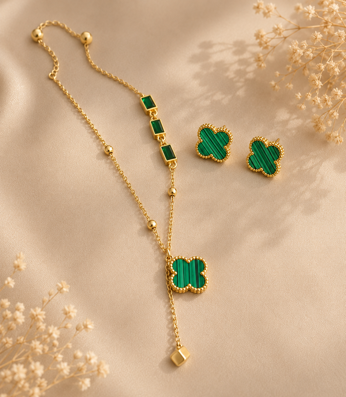 Hochwertiges Edelstahl-Set bestehend aus einer Kette und passenden Ohrsteckern in edlem goldene, grünen Klee-Design mit grünen Zirkonia. Langlebig, wasserfest, hypoallergen und alltagstauglich.