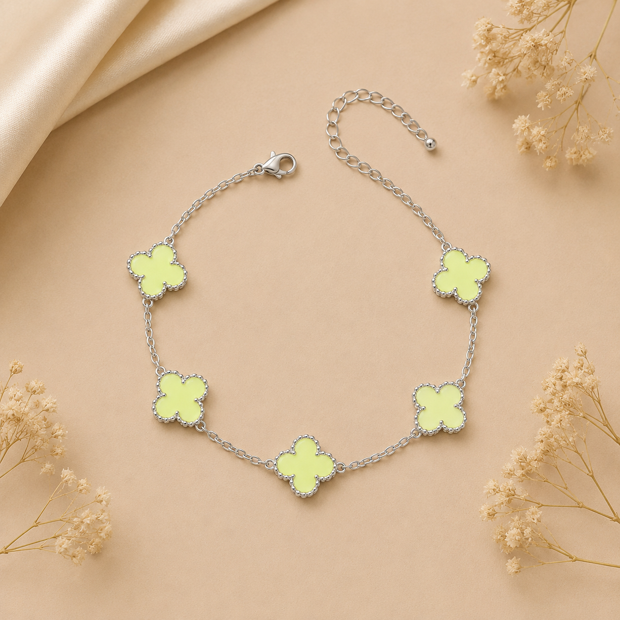 Hochwertiges Edelstahl-Armband in edlen, weißgoldenen Design zartgelben Klee-Elementen. Elegant, modern und besonders. Langlebig, wasserfest, hypoallergen und alltagstauglich.