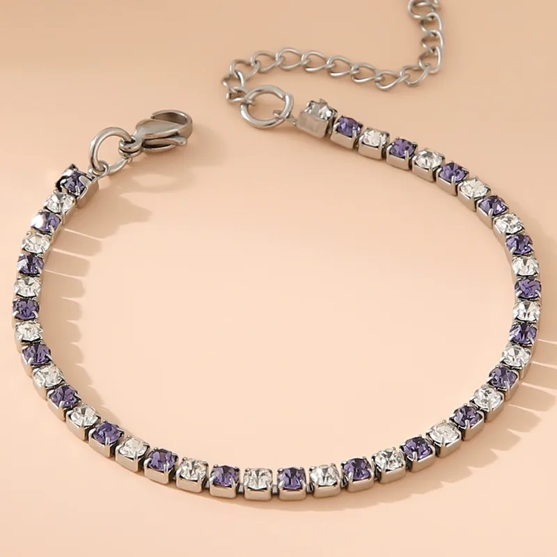 Hochwertiges Edelstahl-Set bestehend aus einer Kette und Armband in Weißgold. Femininer Stil mit zahlreichen, feinen klaren und fliederfarbenen Zirkonia-Steinen. Langlebig, wasserfest, hypoallergen und alltagstauglich.