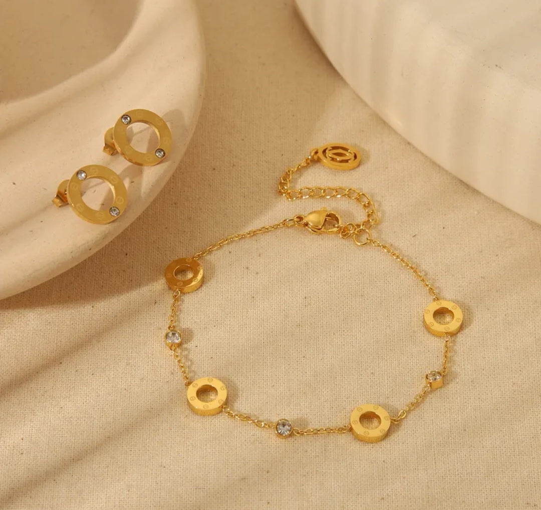 Hochwertiges Edelstahl-Set (Armband und Ohrstecker) in edlen goldenen, minimalistischen, rundem Design mit gravierten Kreis-Elementen. Langlebig, wasserfest, hypoallergen und alltagstauglich.