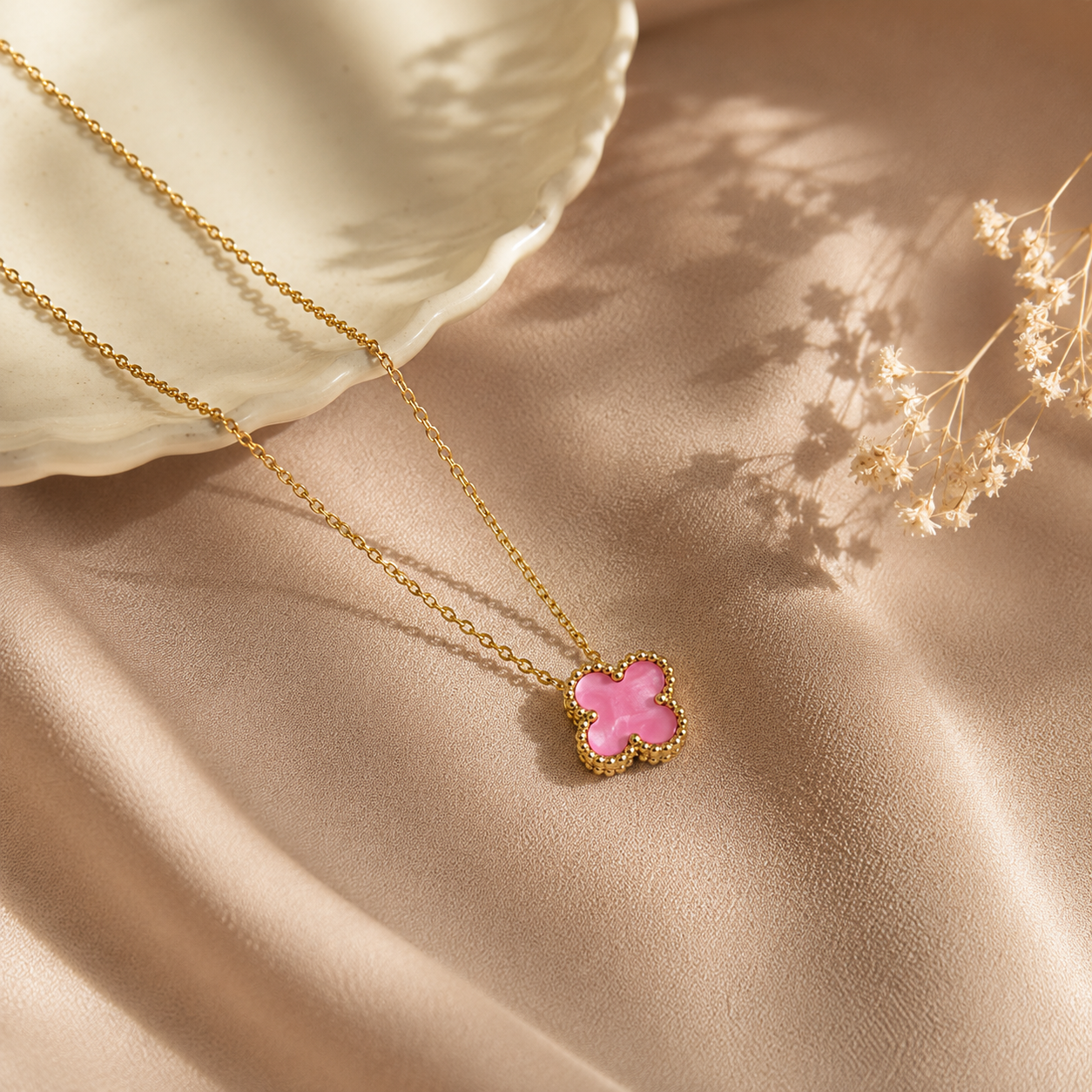 Hochwertige Edelstahl-Kette in goldenen, modernen Kleeblatt-Design in edlen marmor-rosa. Langlebig, wasserfest, hypoallergen und alltagstauglich.