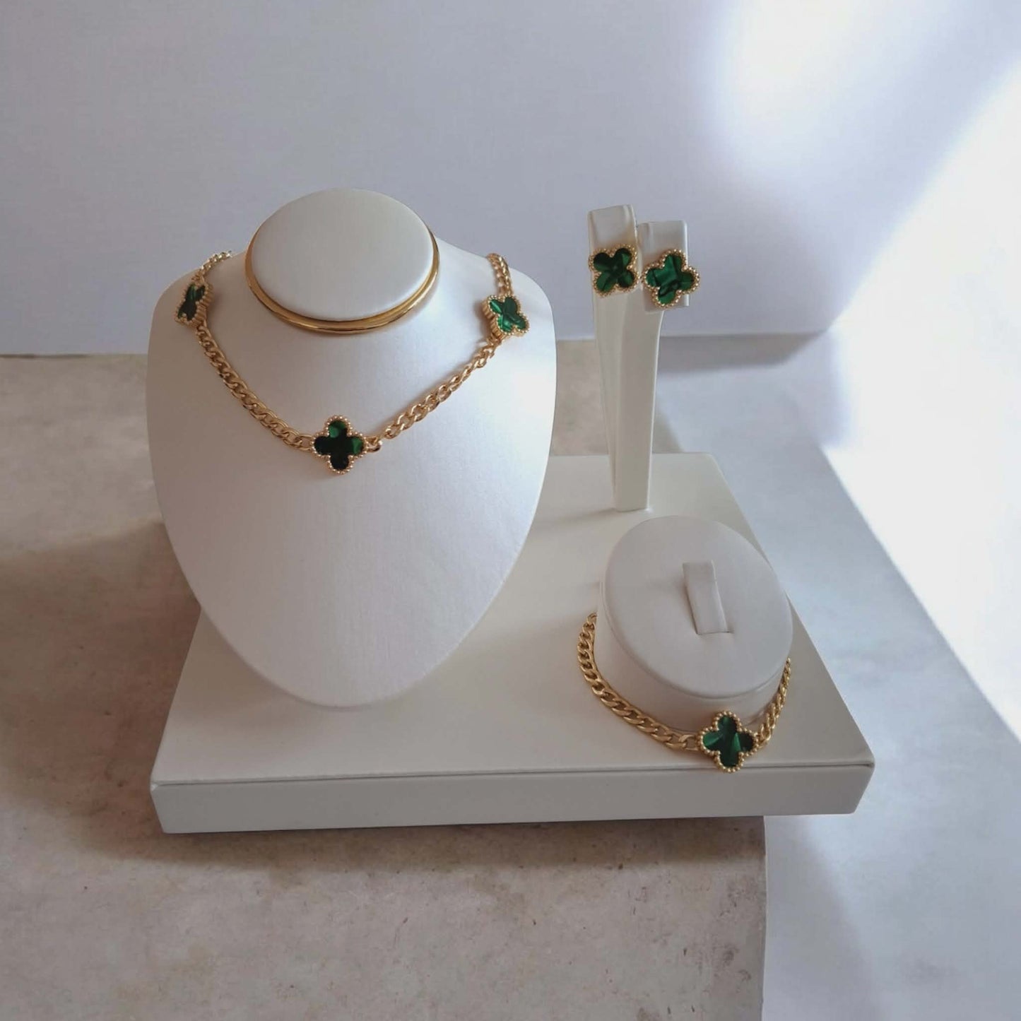 Hochwertiges Edelstahl-Set bestehend aus einer Kette passenden Ohrsteckern und Armband in goldenen, schwarzen Kleeblättern. Langlebig, wasserfest, hypoallergen und alltagstauglich.