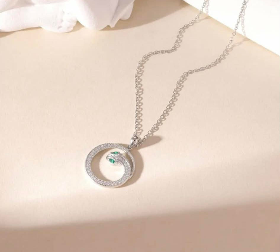 Hochwertige Edelstahl-Kette in goldenen oder weißgoldenen stilvollen Design mit elegantem Schlangen-Anhänger. Langlebig, wasserfest, hypoallergen und alltagstauglich.