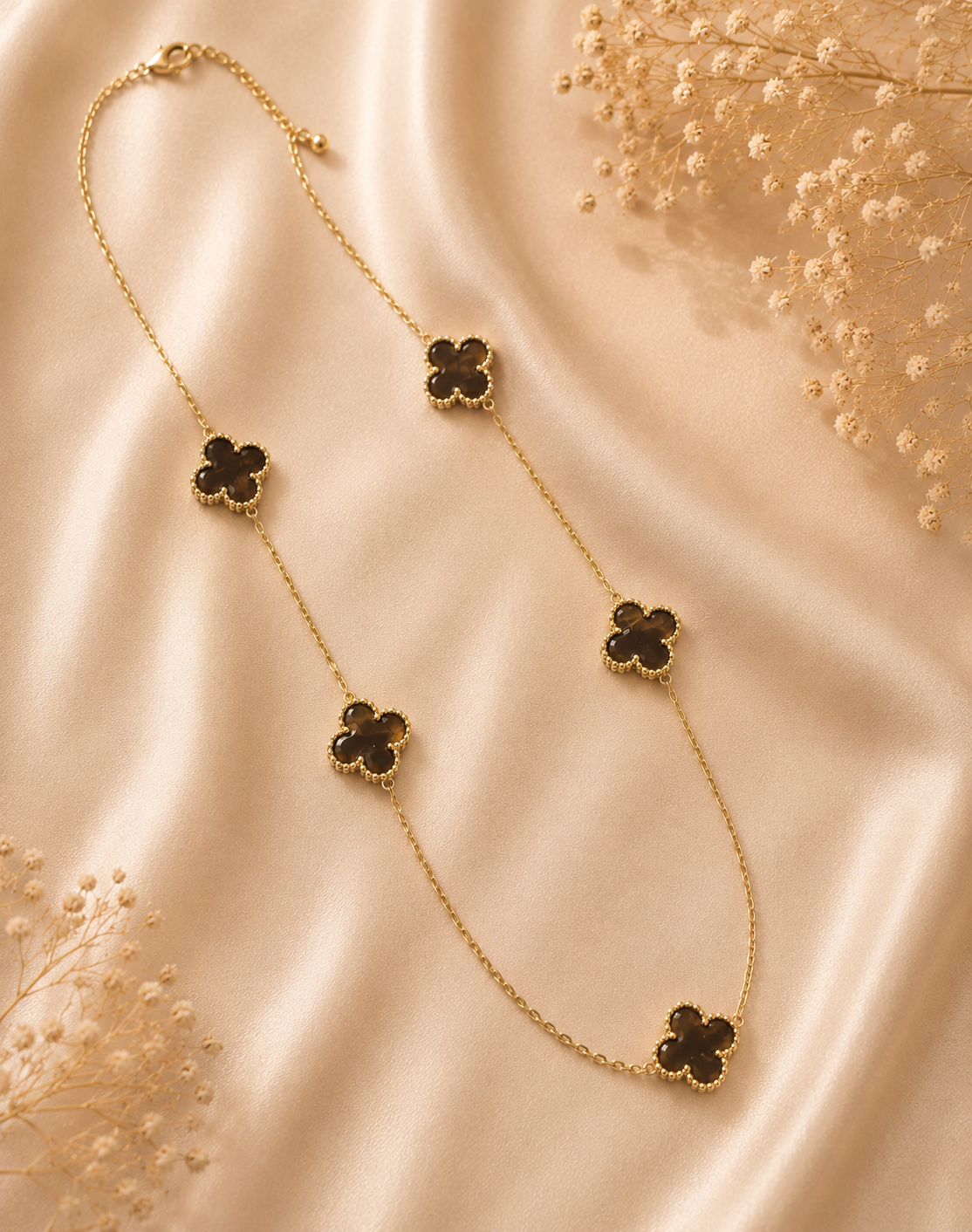 Hochwertige Edelstahl-Kette in goldenen, modernen Kleeblatt-Design in edlem marmor-braun. Langlebig, wasserfest, hypoallergen und alltagstauglich.