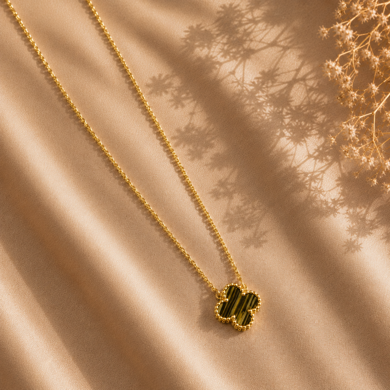 Hochwertige Edelstahl-Kette in goldenen, modernen Kleeblatt-Design in einen edlem braunton. Langlebig, wasserfest, hypoallergen und alltagstauglich.