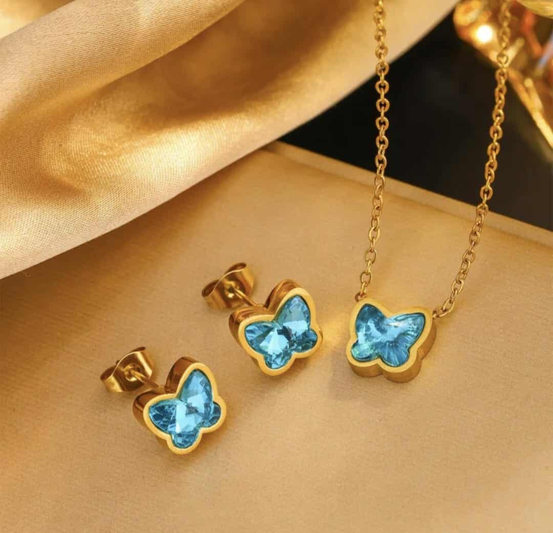 Hochwertiges Edelstahl-Set bestehend aus einer filigranen, goldenen Kette mit blauen, zarten Schmetterling und passenden Ohrsteckern. Elegant und minimalistisch. Langlebig, wasserfest, hypoallergen und alltagstauglich.