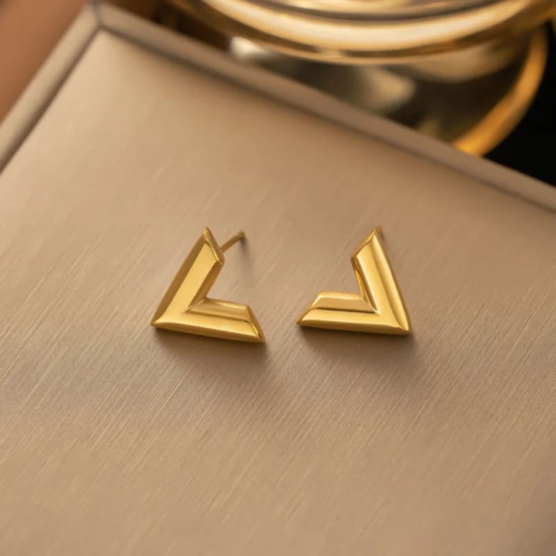 Hochwertiges Edelstahl-Set bestehend aus einer Kette und passenden Ohrsteckern in Gold. Elegant, feminin und minimalistisch. Langlebig, wasserfest, hypoallergen und alltagstauglich