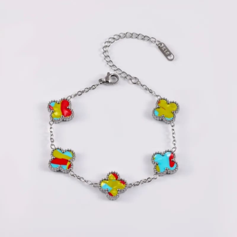 Hochwertiges Edelstahl-Armband in edlen weißgoldenen, minimalistischen, bunten Klee-Design. Langlebig, wasserfest, hypoallergen und alltagstauglich.