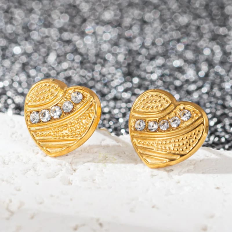 Hochwertige Edelstahl goldene Herz-Ohrstecker mit kleinen Zirkonia. Stilvoll, edel, alltagstauglich und wasserfest. Everyday-Style.