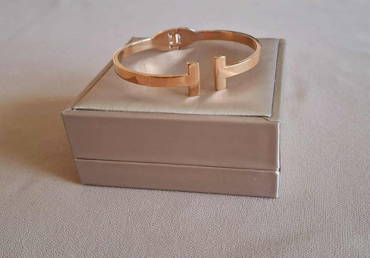 Eleganter Armreif in T Optik