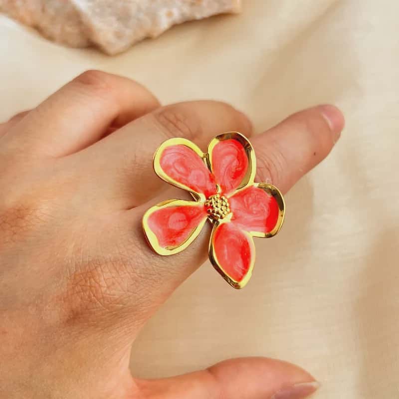 Hochwertiger Edelstahl Ring mit großer Blüte in Gold. Eleganter Hingucker, langlebig, wasserfest und nickelfrei.