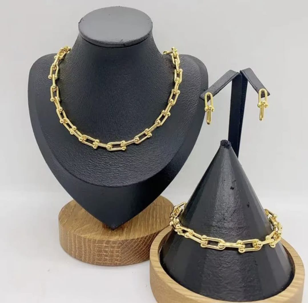Hochwertiges Edelstahl-Set bestehend aus einer edlen goldenen oder weißgoldenen Kette, passenden Armband und Ohrhängern in Drahtoptik. Minimalisch und feminin. Langlebig, wasserfest, hypoallergen und alltagstauglich.