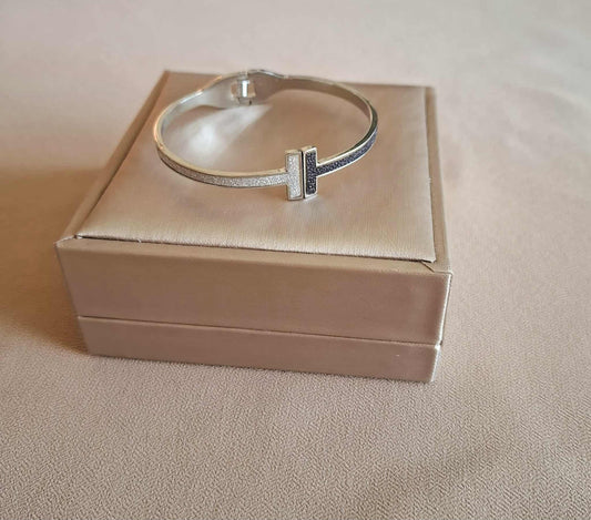 Eleganter Armreif in T Optik und Zirkonia