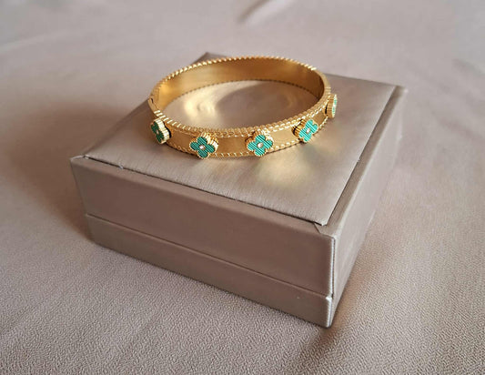 Robuster Armreif mit grünen Kleeblättern