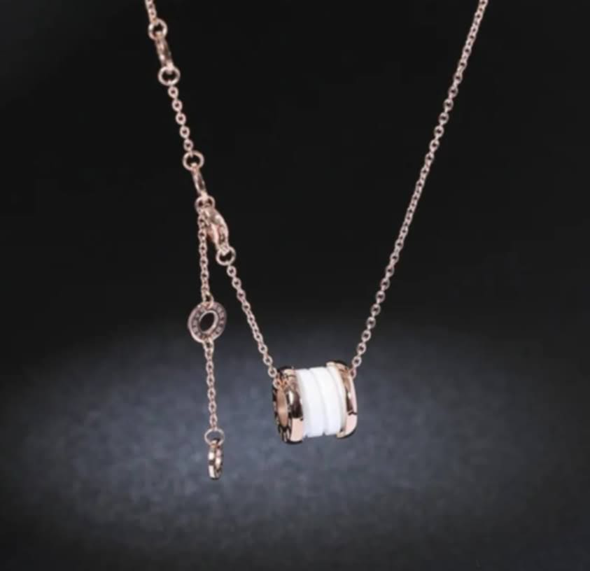 Elegante Kette mit roségoldenem Anhänger – Weiß eingefasst